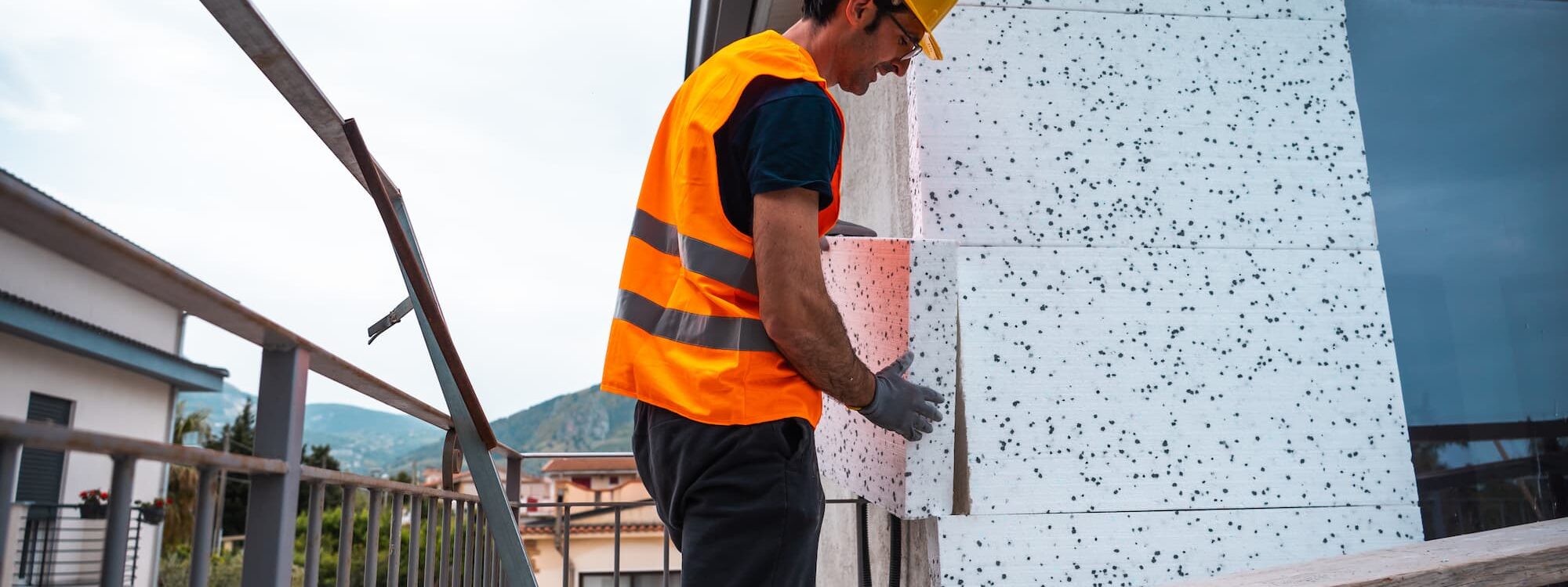Faut-il isoler son b&acirc;timent par l&rsquo;ext&eacute;rieur ou par l&rsquo;int&eacute;rieur ? Le choix strat&eacute;gique pour les entreprises Strasbourg